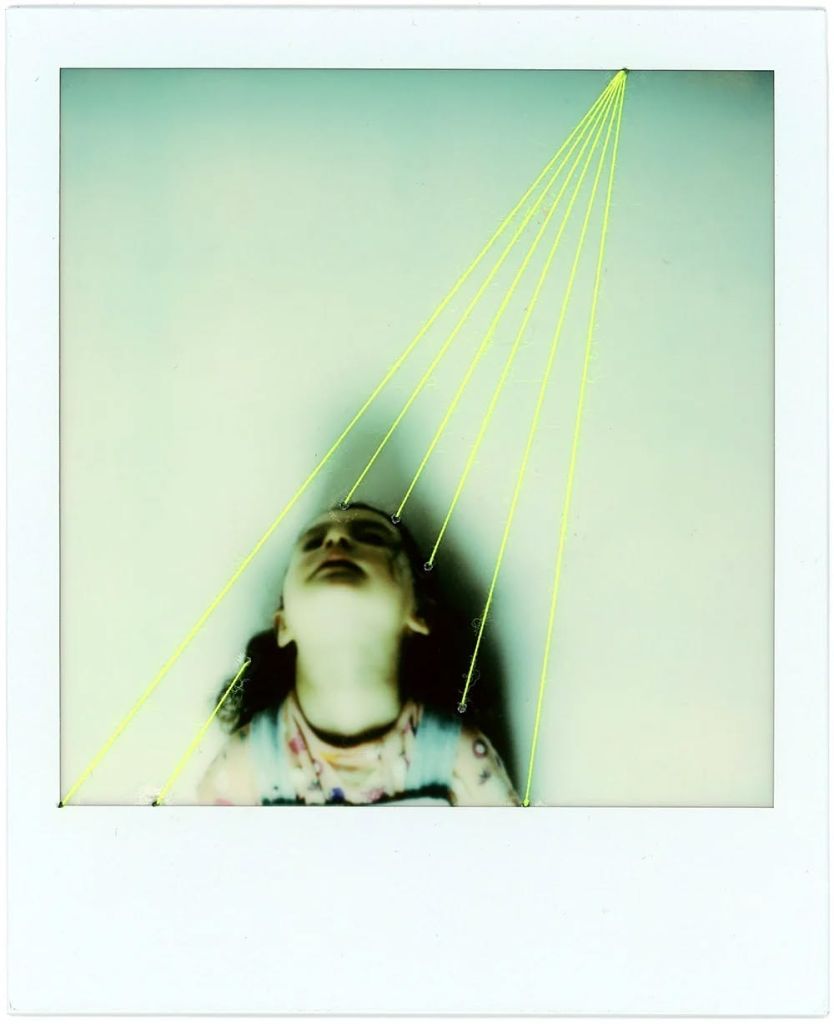 Personne qui regarde en l'air. Broderie sur polaroid.