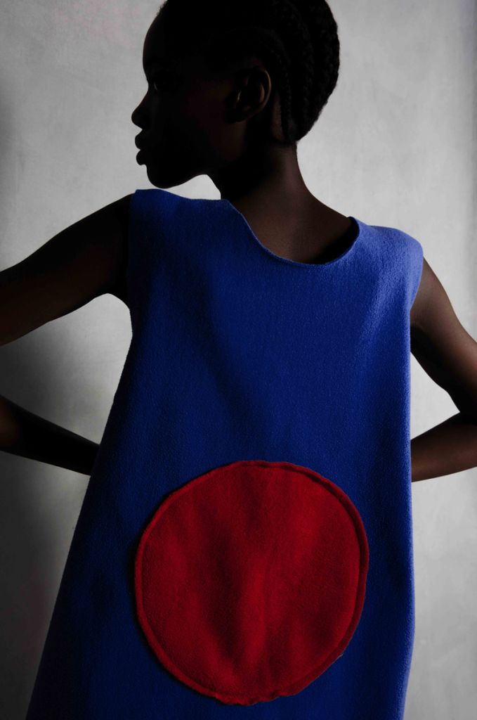 Jeune femme portant une robe bleue avec un rond rouge