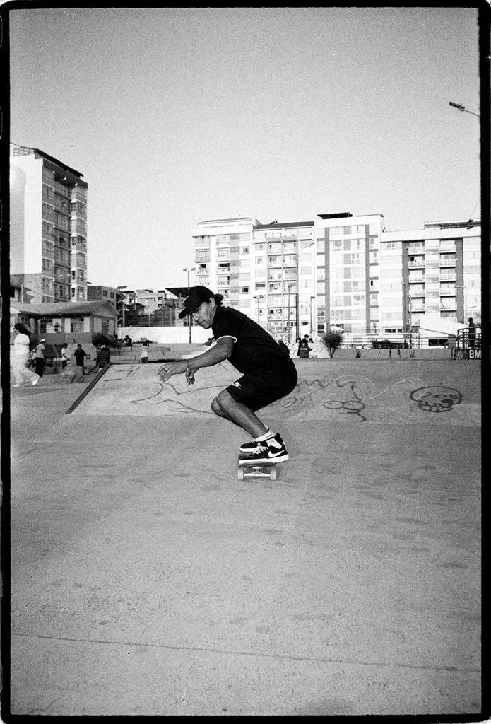 Un homme fait sur skateboard