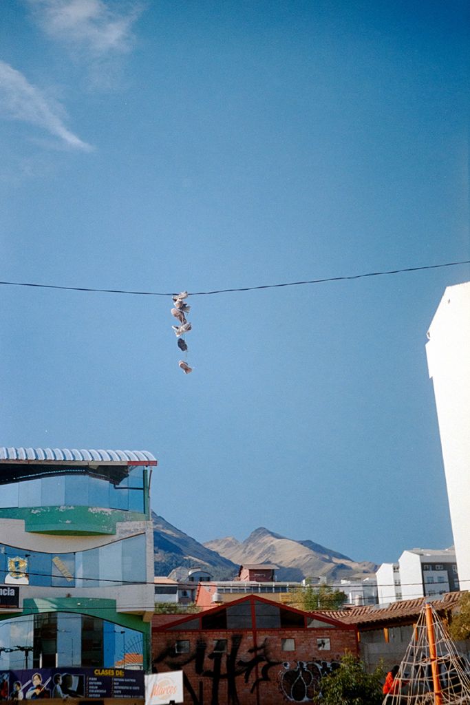 Des chaussures accrochées à un fil électrique dans une ville du Péru