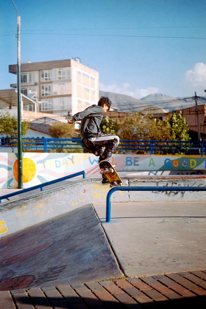 Un skateur fait une figure dans un skatepark