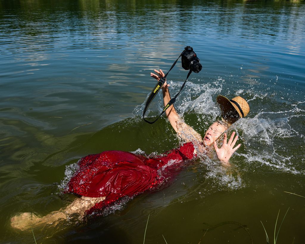 Personne qui tombe avec un appareil photo dans une rivière