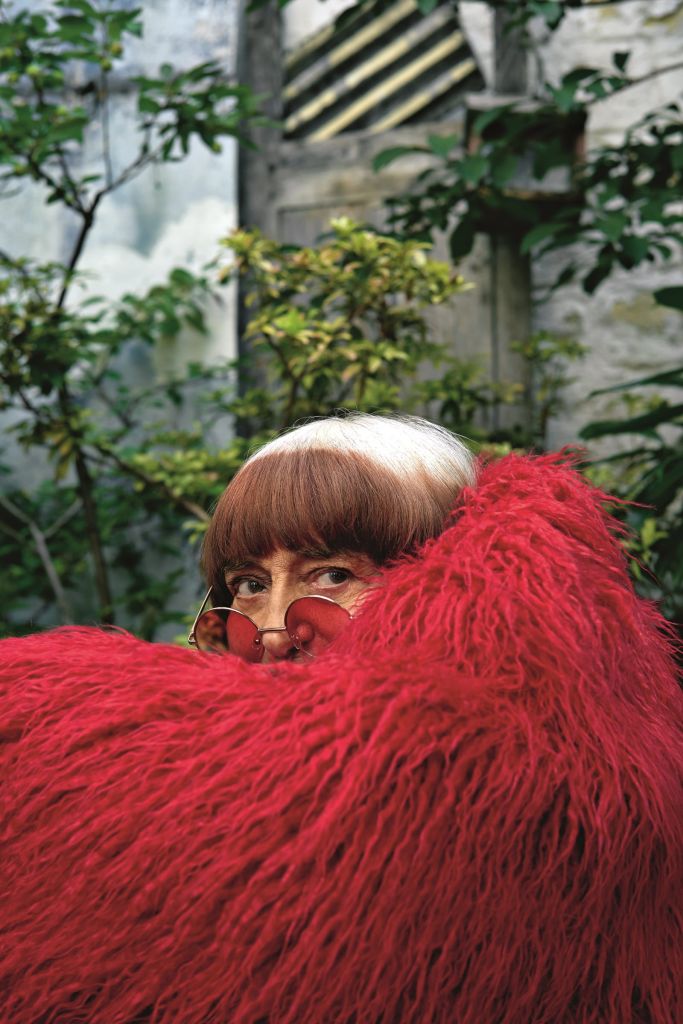 Agnès Varda dans sa cour rue Daguerre, Paris 14e le 22 juillet 2018