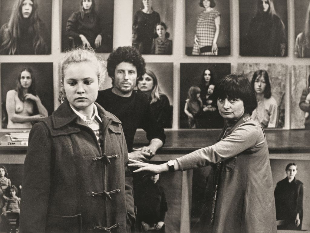 Photographie de Robert Picard, Valérie Mairesse, Robert Dadiès et Agnès Varda sur le tournage du film d’Agnès Varda L’une Chante, l’autre pas