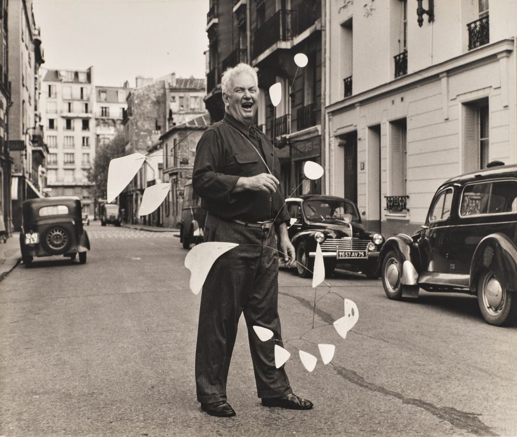 Alexander Calder devant son atelier, Paris 14e, octobre 1954