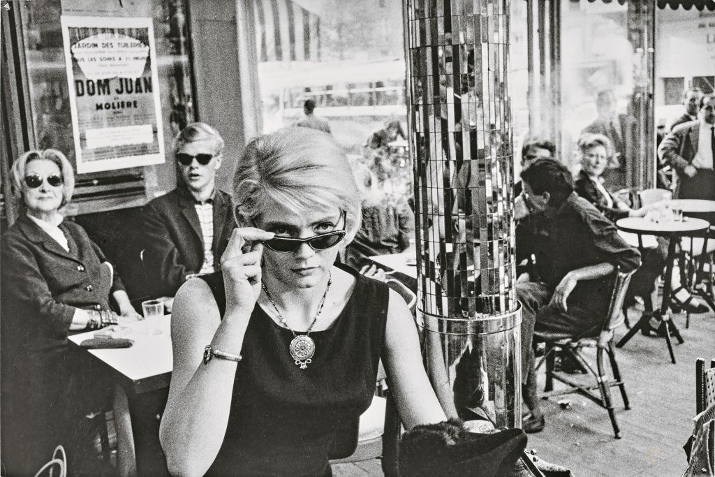 Photographie de Liliane de Kermadec, Corinne Marchand sur le tournage du film d’Agnès Varda Cléo de 5 à 7, Cléo au café du Dôme, Paris 14e, 1961 