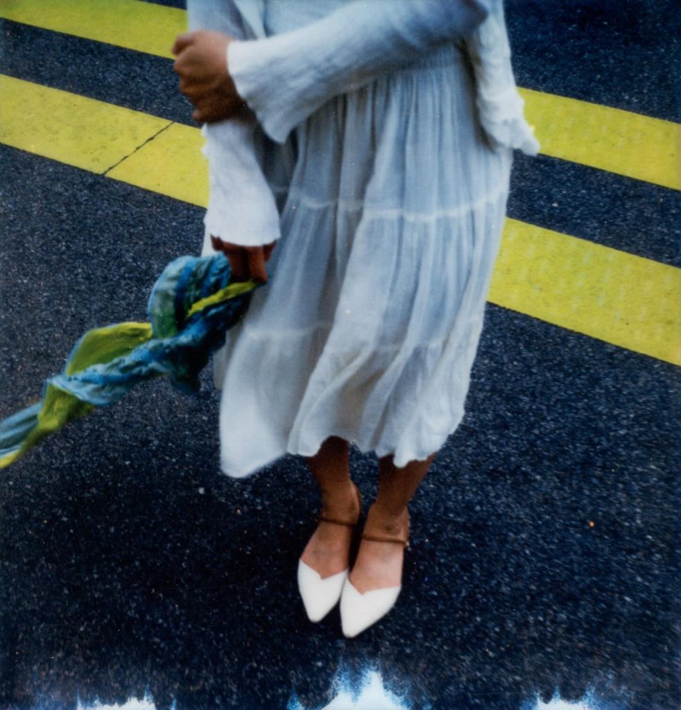 Une femme portant une robe dans la rue