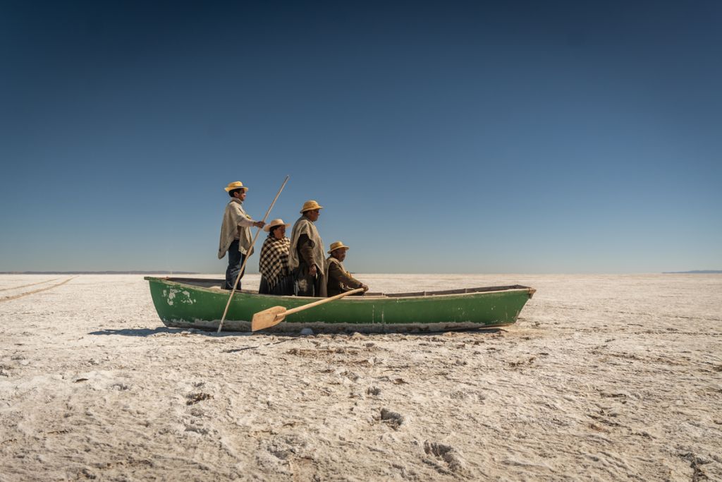 Groupe de personnes latino-américaines sur une barque