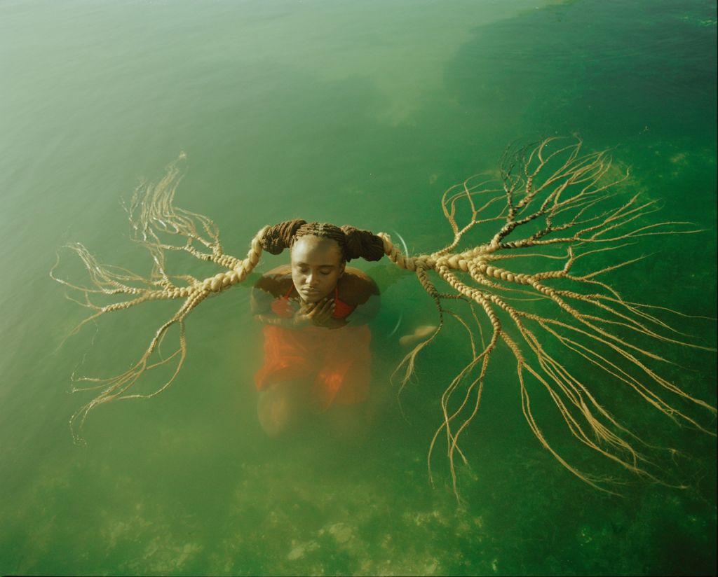 Femme immergée, ses cheveux flottent et rappellent des racines