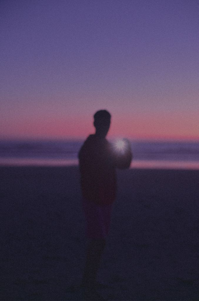 Une silhouette dans un ciel mauve et rose