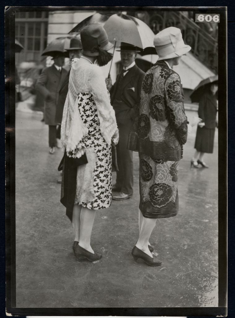 Femmes élégantes au champ de courses