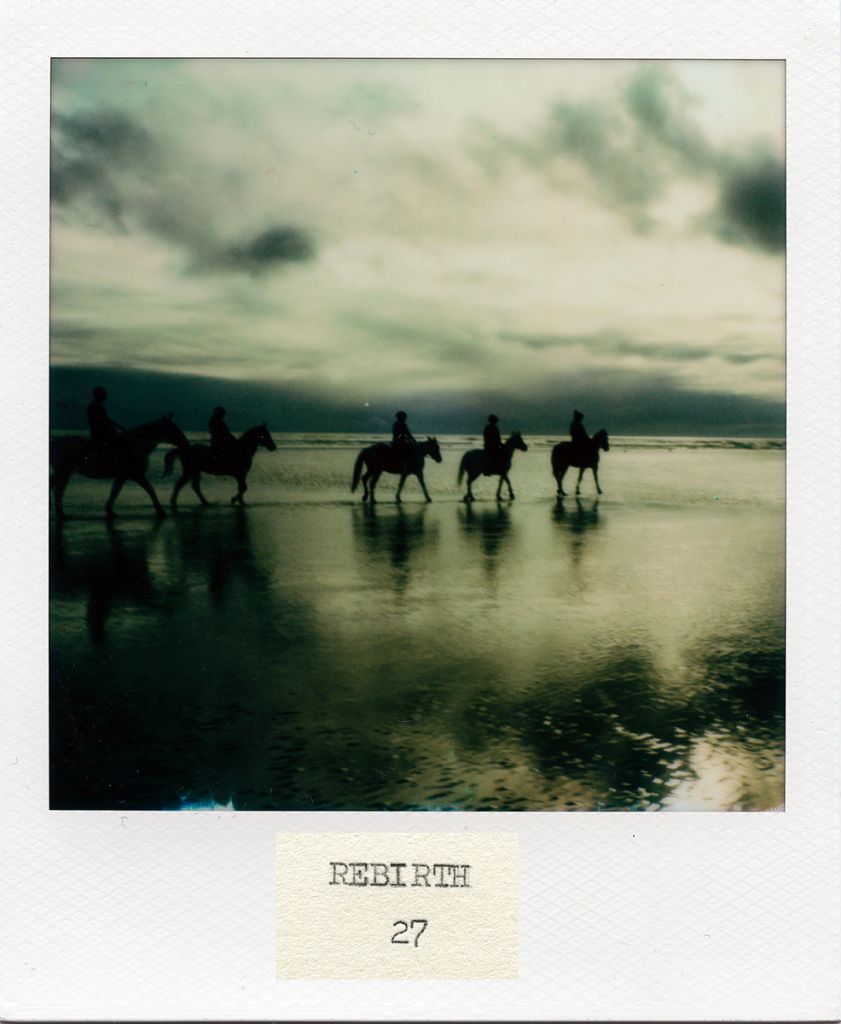 Personnes à cheval au bord de l'eau