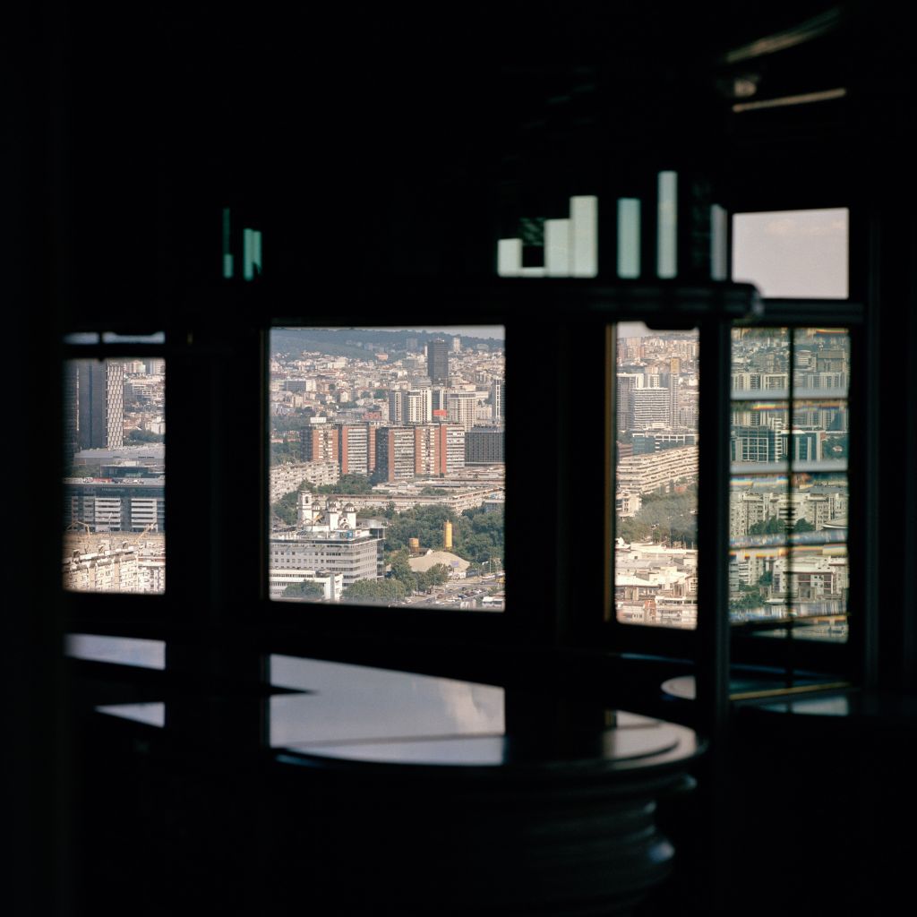 Vue de la ville à travers une fenêtre