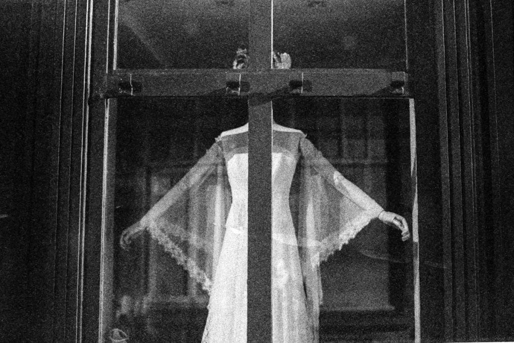 Mannequin portant une robe dans une vitrine