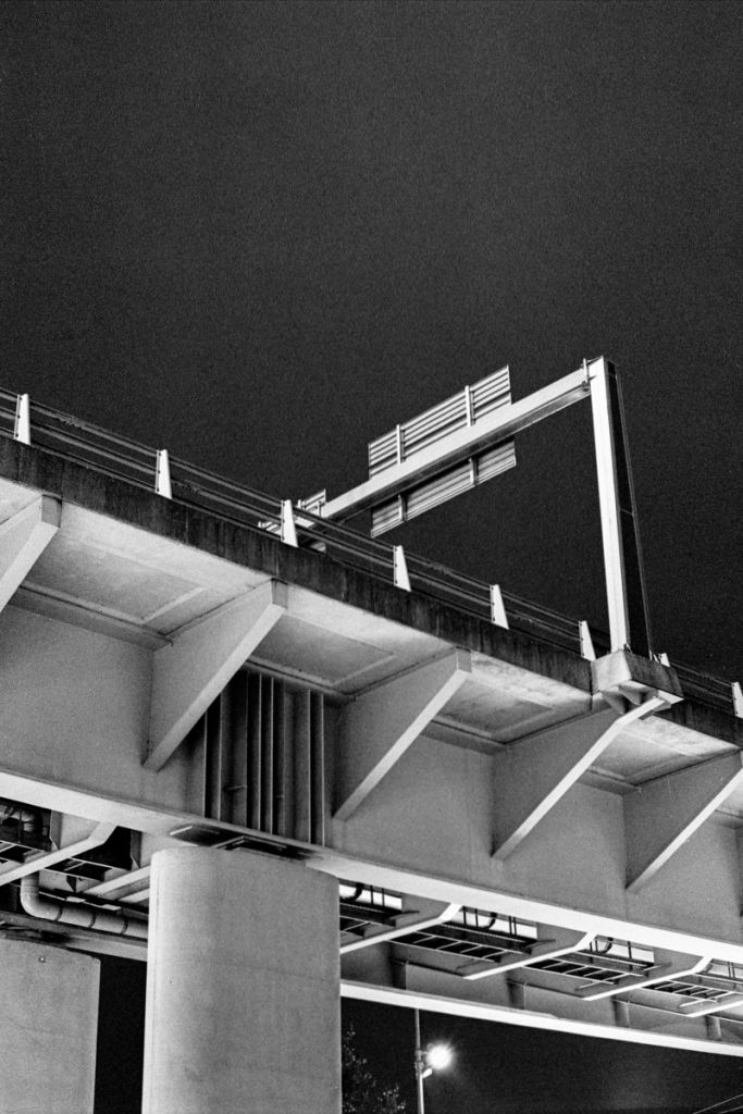 Pont sur lequel circule des voitures, la nuit