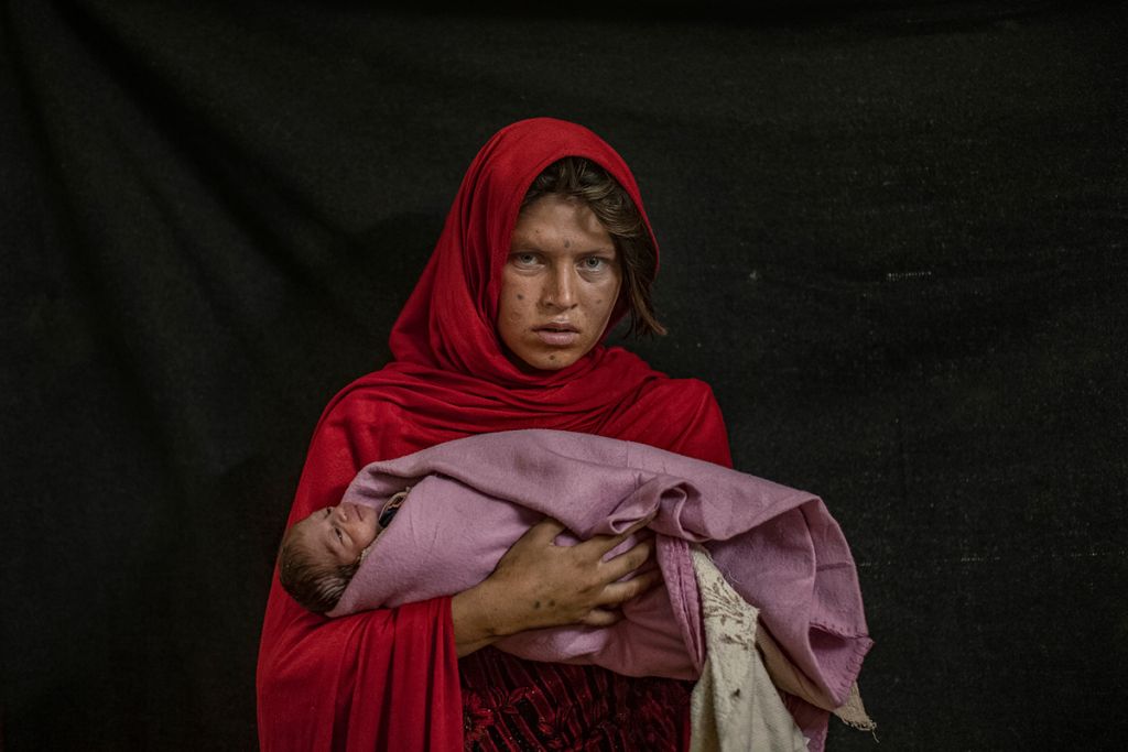 Jalalabad, Afghanistan. Novembre 2010. Cette jeune fille qui doit rester anonyme, qui ne connaît pas son âge, vient d'arriver dans cet abri pour femmes, traumatisée avec son nouveau-né mourant. Elle a fui une belle-famille abusive, un mari violent, à qui elle avait été vendue par son père. Les talibans ont depuis interdit les abris pour femmes, seule porte de sortie pour beaucoup de victimes d’abus domestiques, pour éviter les crimes d’honneur.