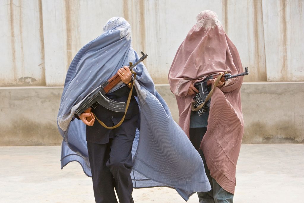 Kandahar, Afghanistan. Avril 2007. Les femmes de l'unité de police de Kandahar, guidées par Malalai Kakar, martèlent le sol, dissimulées sous des burqas pour récupérer des informations contre les talibans ou des hommes abusifs, volant au secours de leurs sœurs victimes de violences domestiques.