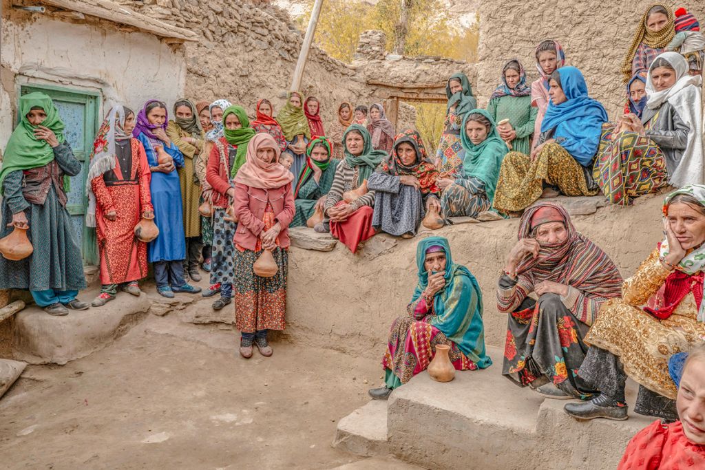 Kolala, Badakhshan le 5 novembre 2024. Les femmes de ce village du bout du monde ont reçu la visite des agents du ministère du Vice et de la Vertu qui leur ont conseillées, ou plutôt ordonnées, de ne pas sortir du village sauf en cas de force majeur, auquel cas elles sont obligées d'être accompagnées d'un Maram (un homme de la famille). Elles ne peuvent plus aller vendre leurs poteries et doivent les confier au chef du village qui les vend pour elles, perdant toute indépendance et autonomie.