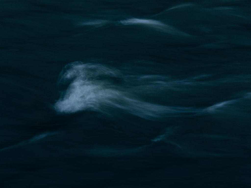 De l'eau en mouvement qui fait de l'écume