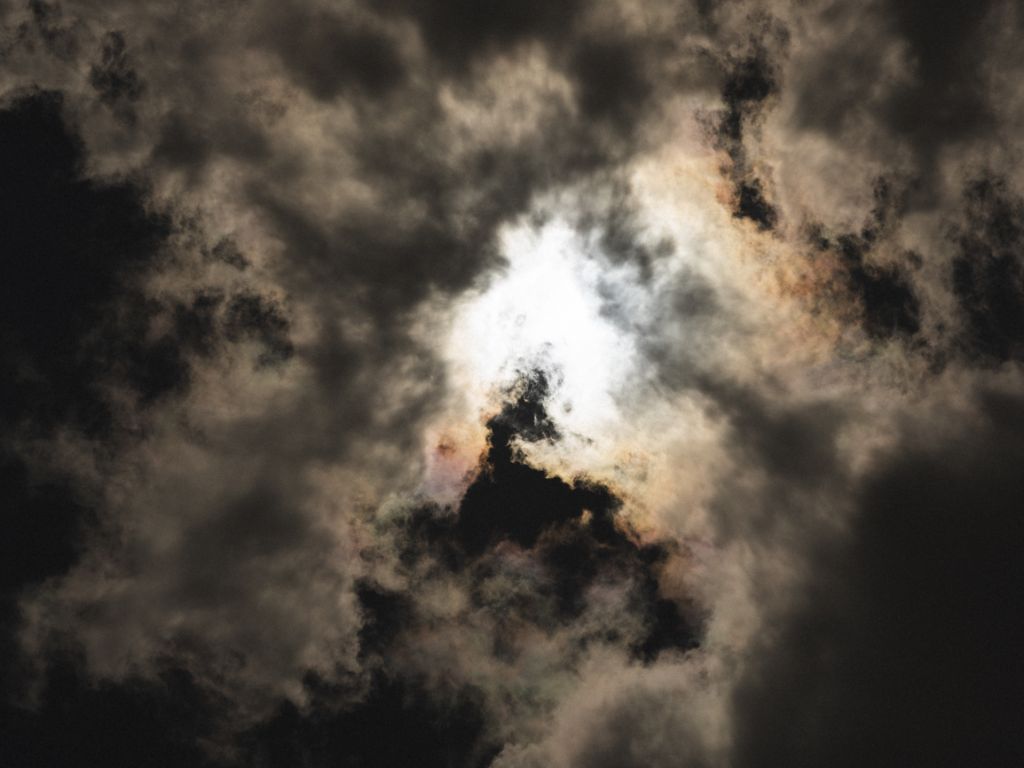 Les rayons de soleil dans les nuages