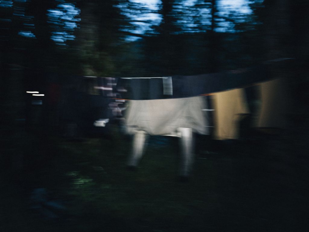 Du linge qui pend sur le rivage