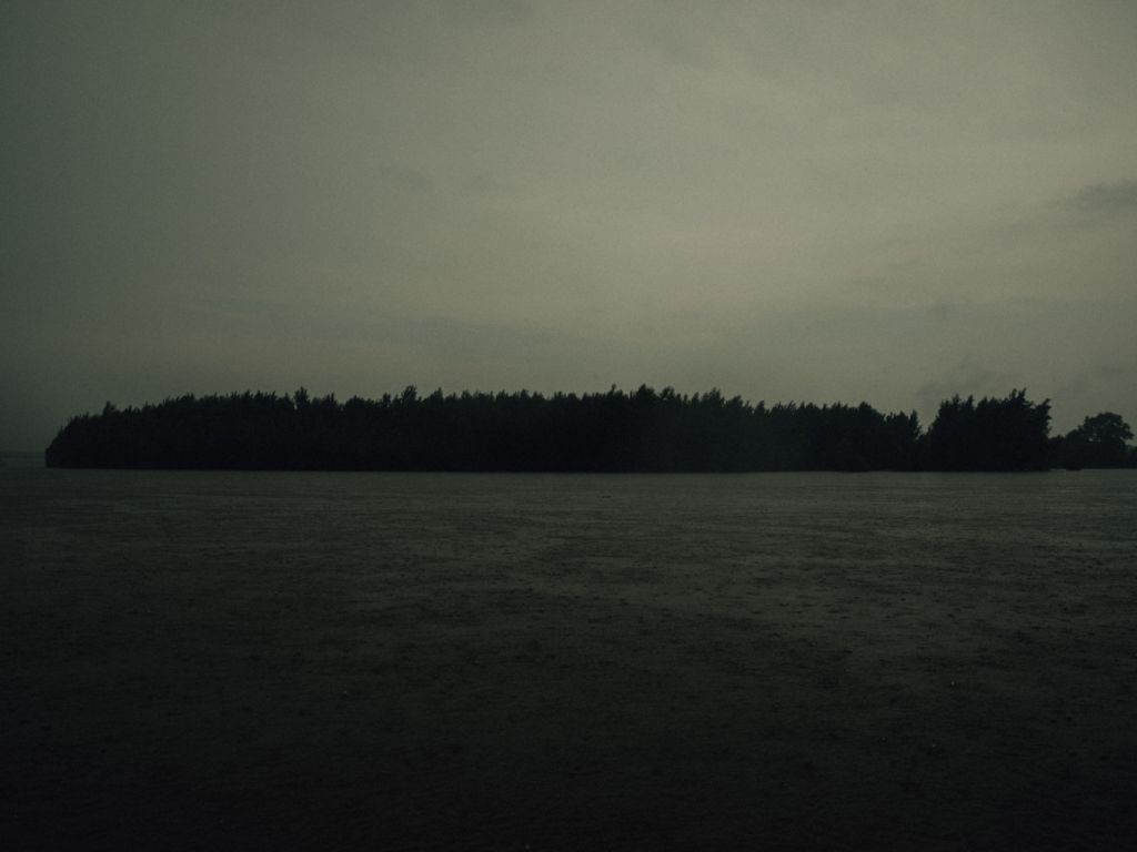 Un fleuve sous une pluie torrentielle