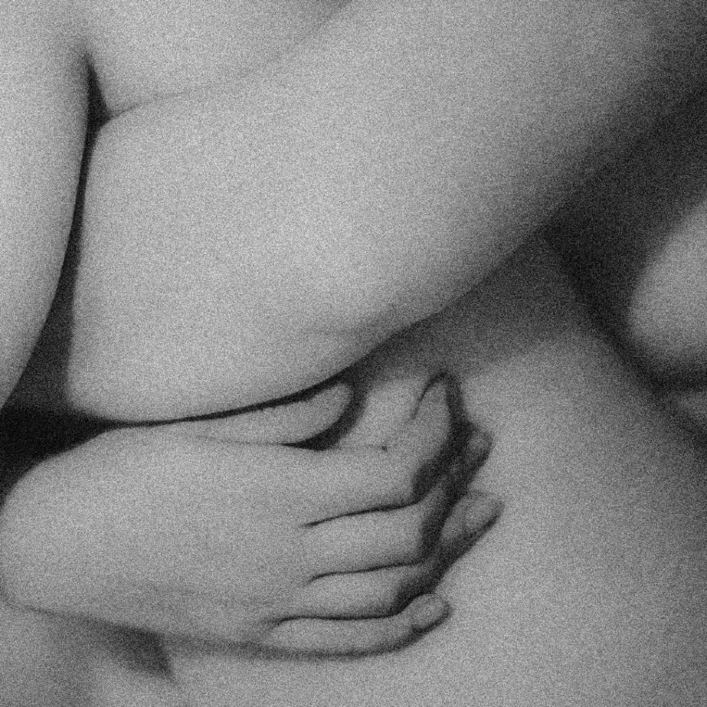 Gros plan sur une main et d'autres membres du corps entrelacés