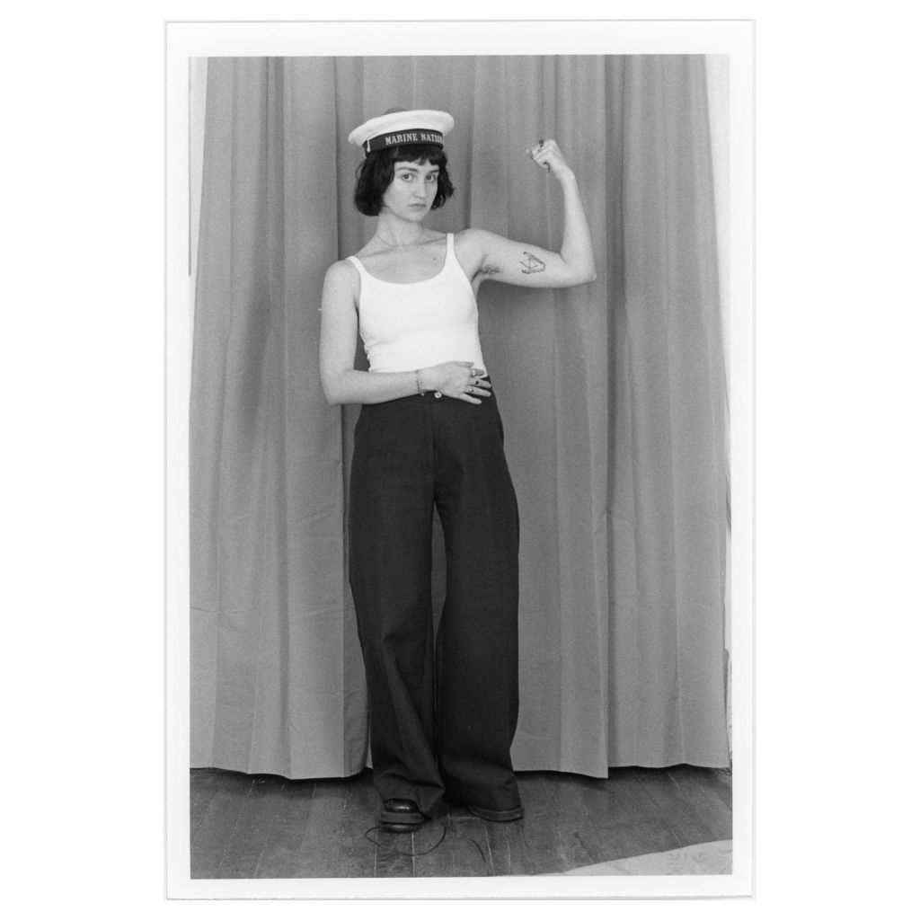 Autoportrait en marin qui contracte ses biceps 