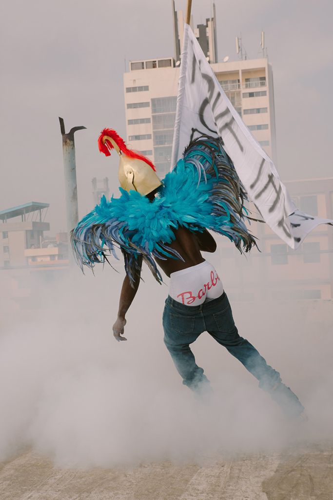 Un homme avec des ailes bleues qui semble voler sur la plage