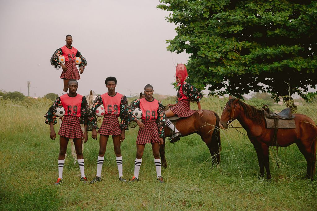 Une équipe de football en jupe et à cheval