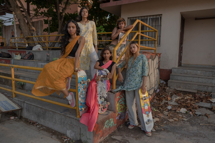 Des jeunes femmes indiennes posent avec leurs skateboards