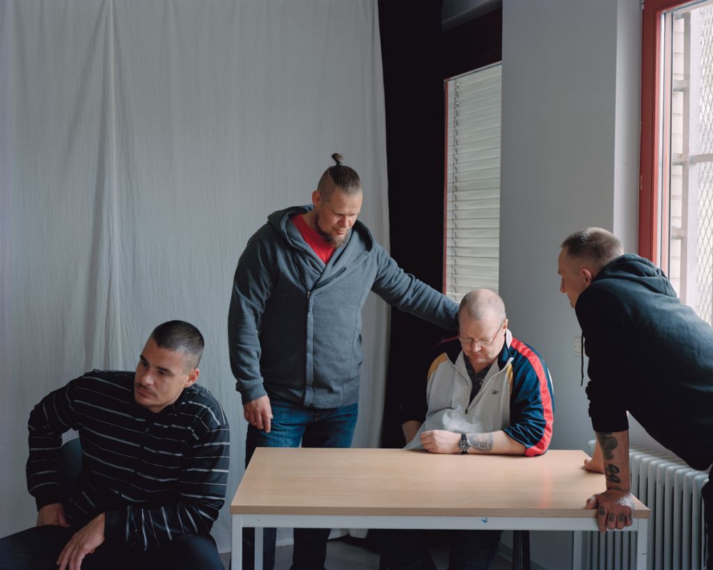 Des détenus sont réunis dans une salle