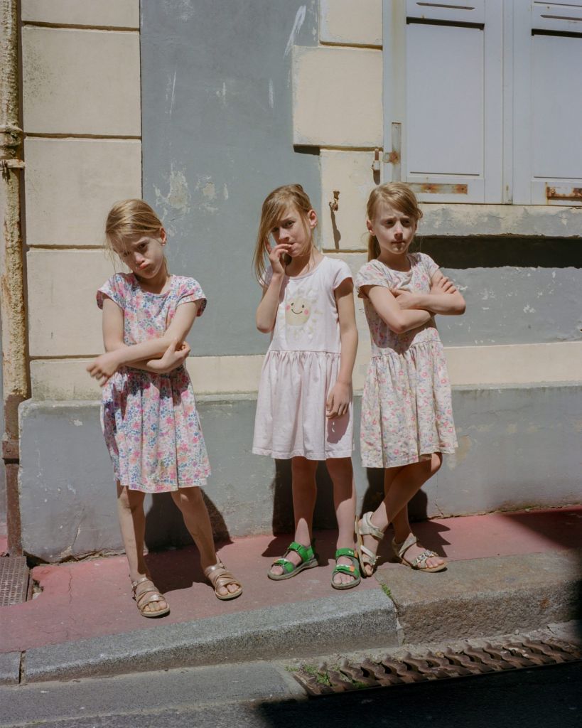 Des triplettes en robe rose dans la rue