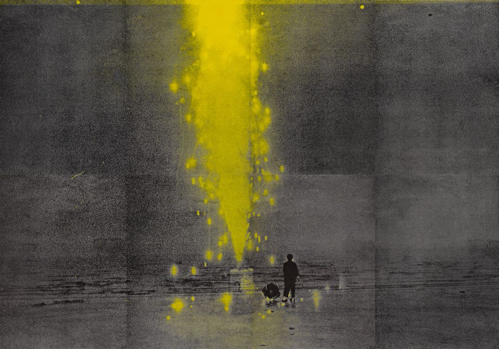Des personnes avec des feux d'artifice sur une plage