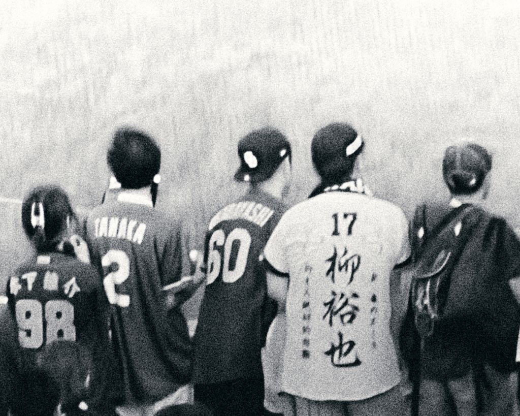 Des jeunes sportifs de dos portant des maillots de sport japonais