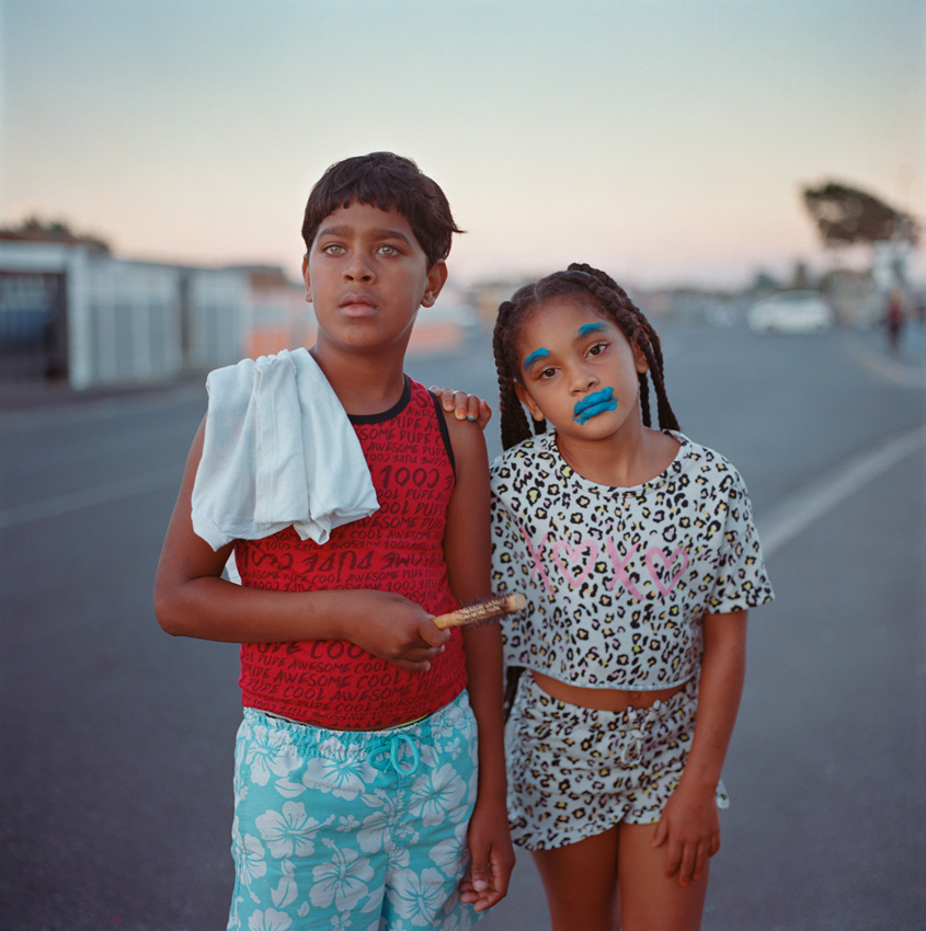 Deux enfants dans la rue dans un township au Cap