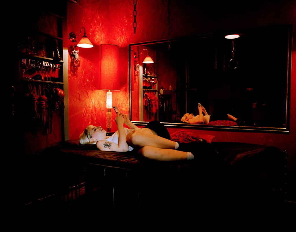 Une travailleuse du sexe attend son prochain client