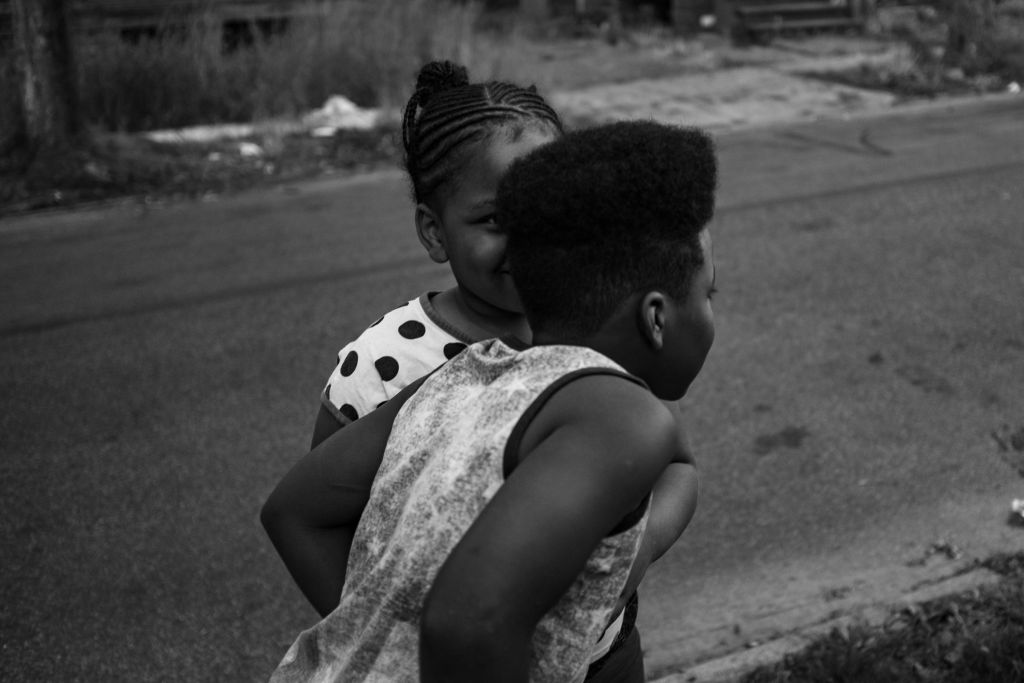 Deux gamins qui jouent et rient
