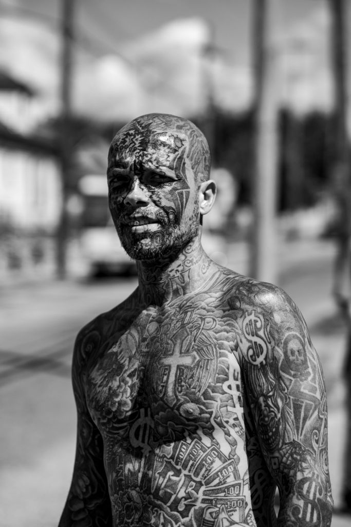 Portrait d'un homme tatoué