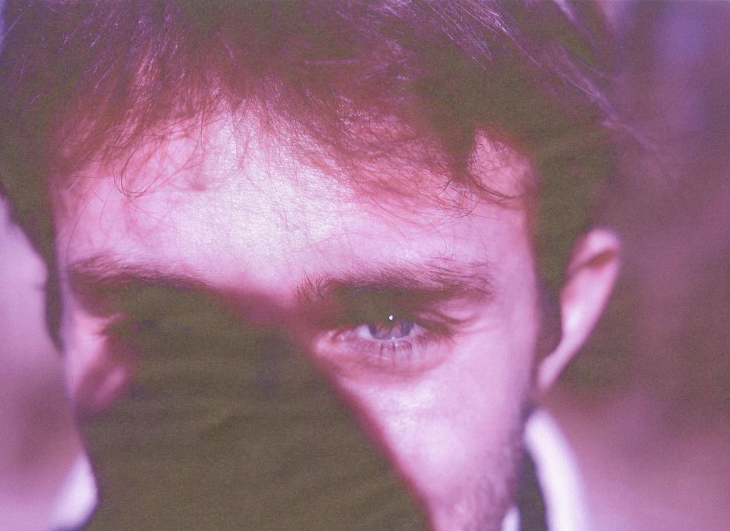 Gros plan sur un visage, image rose