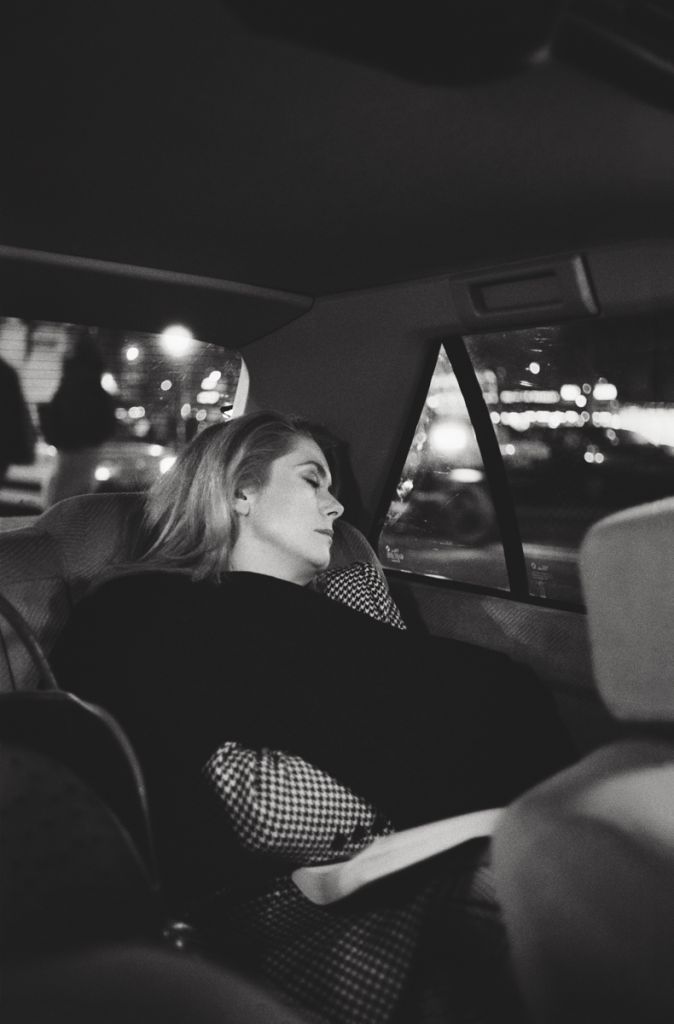 Catherine Deneuve endormie dans une voiture dans les années 1980