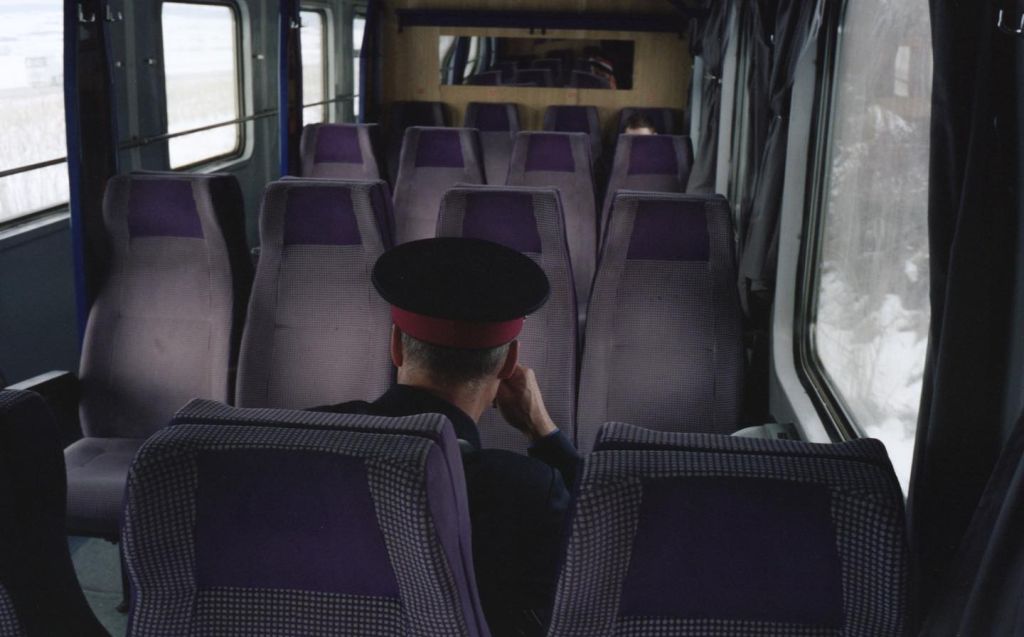Un contrôleur de train assis seul dans un train