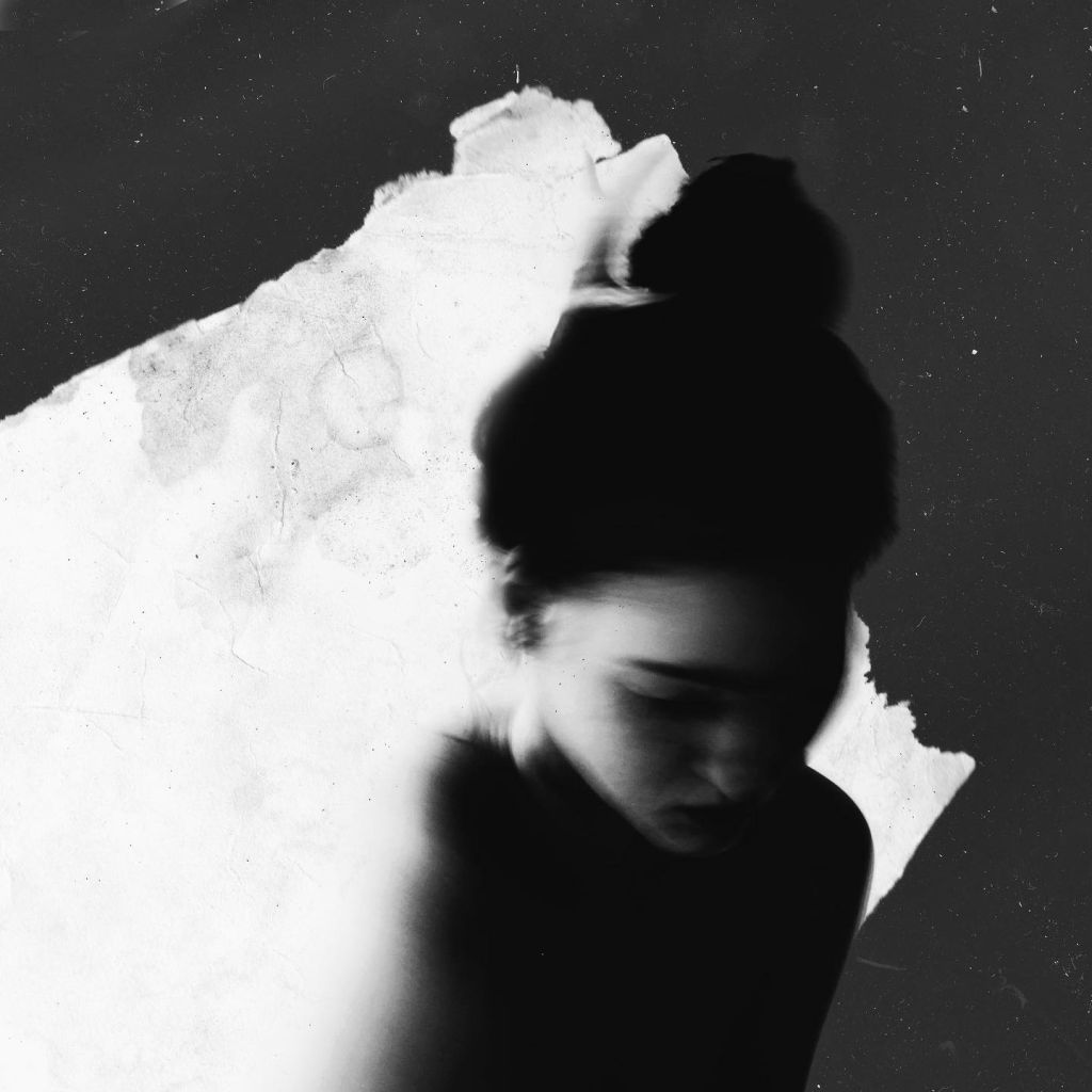 Autoportait d'une femme en noir et blanc