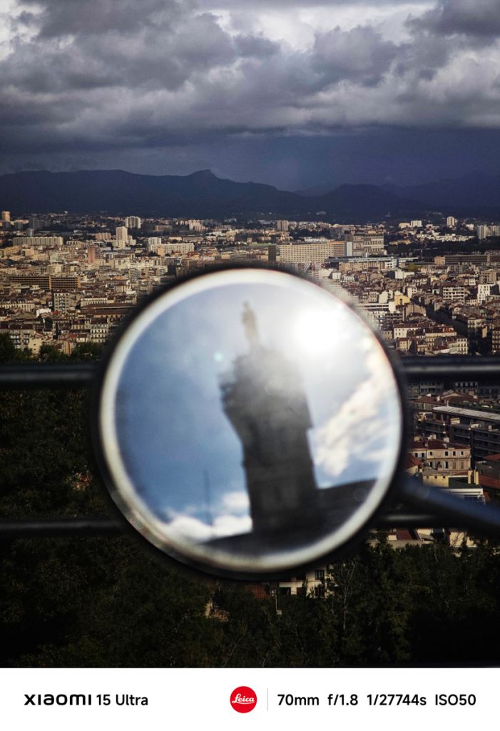 Paysage se reflétant dans un miroir
