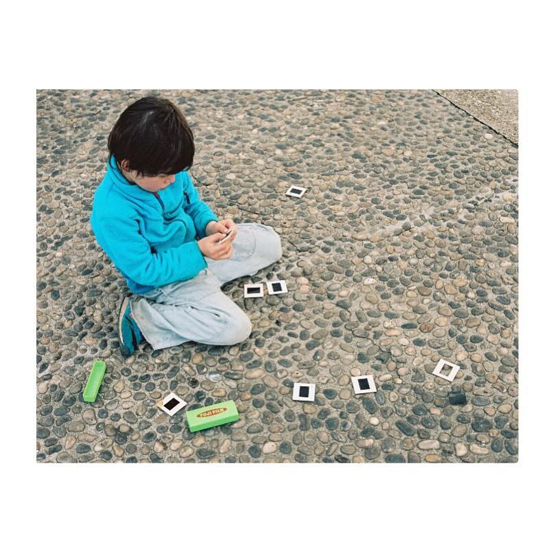 Un enfant jour par terre avec des diapositives