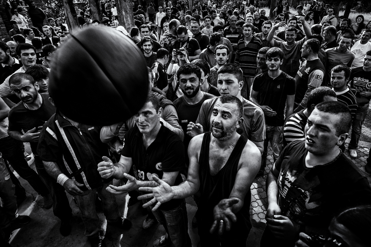 « Religion, rugby, célébration, brutalité. Des mois d’observation condensés en quelques heures d'affrontements.