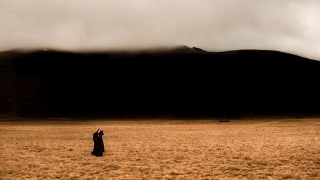 Le ciel sombre, l'esprit s'éveille