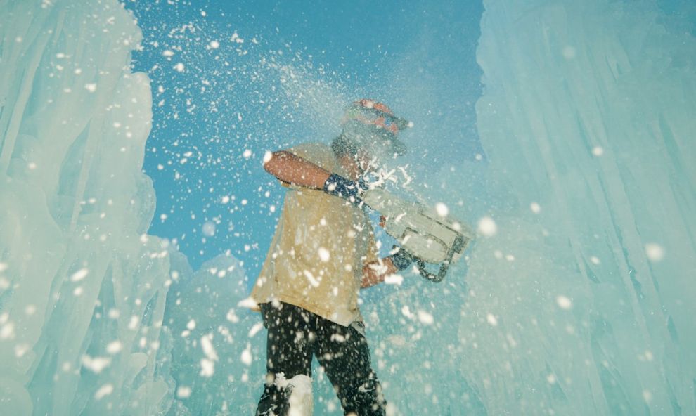 Frankie Carino documente la création d’étranges châteaux de glace