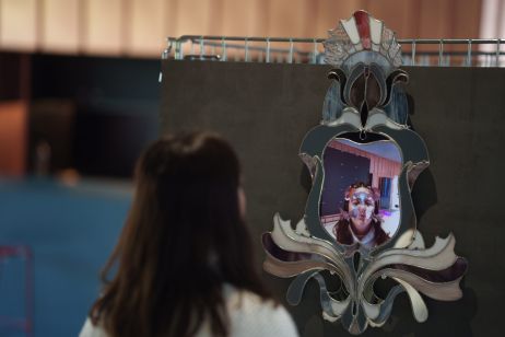 « Le miroir d’un moment » :  l’exposition qui défigure les visages