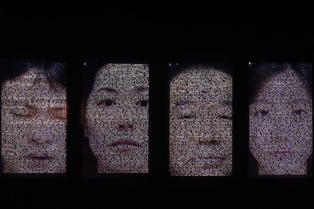 Photo de l'œuvre de Lee Jaehyung, où les visages des habitants de Séoul sont modifiés en temps réel grâce à l'IA.
